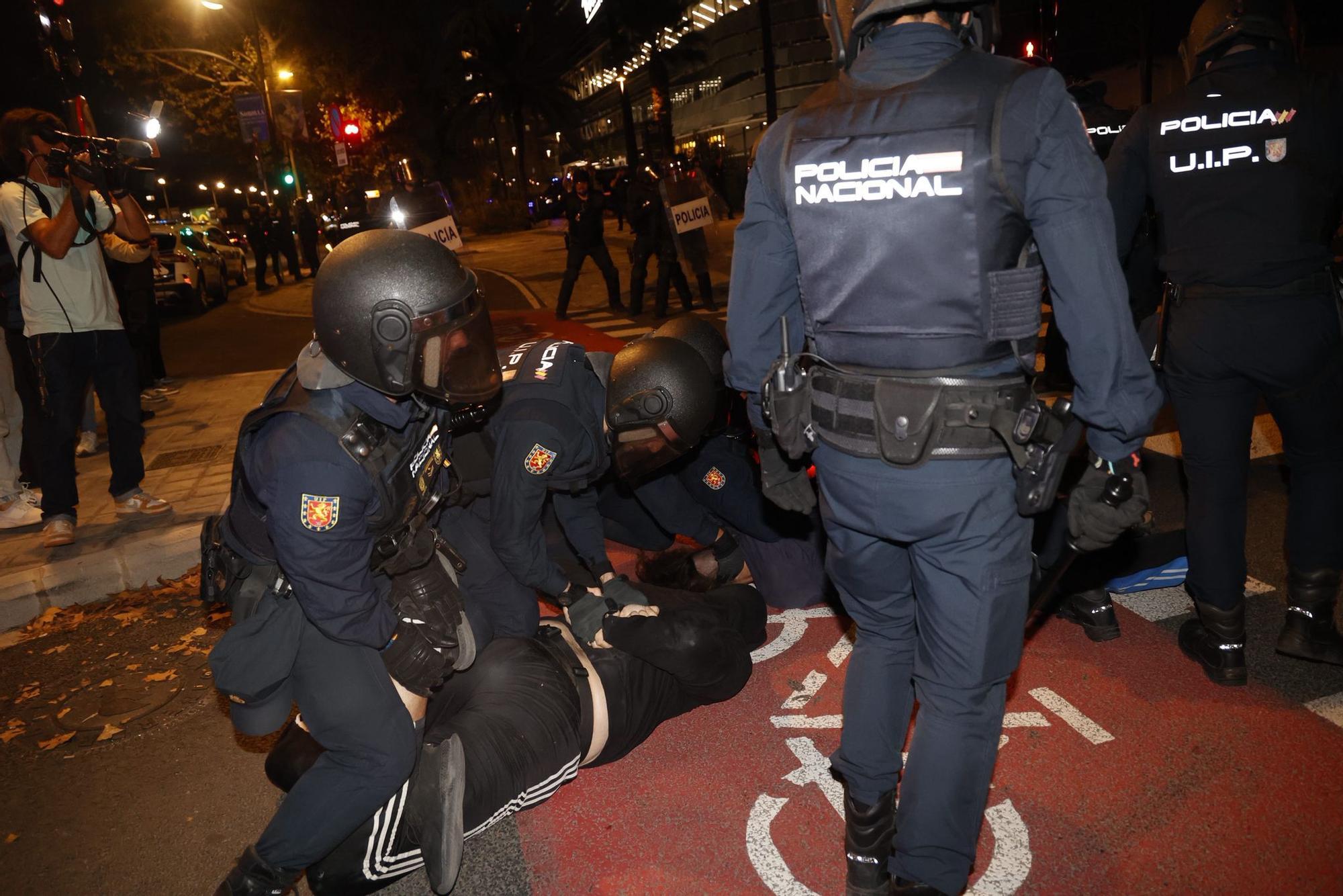 Enfrentamientos entre policía y manifestantes ante un Roig Arena blindado