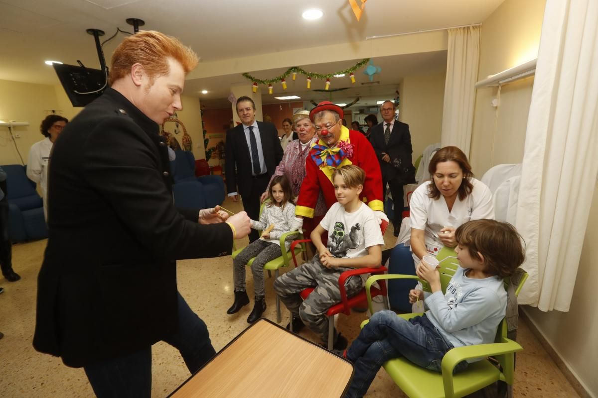 Yunke y Mel i Xispa llevan regalos y alegría a los niños del Hospital General