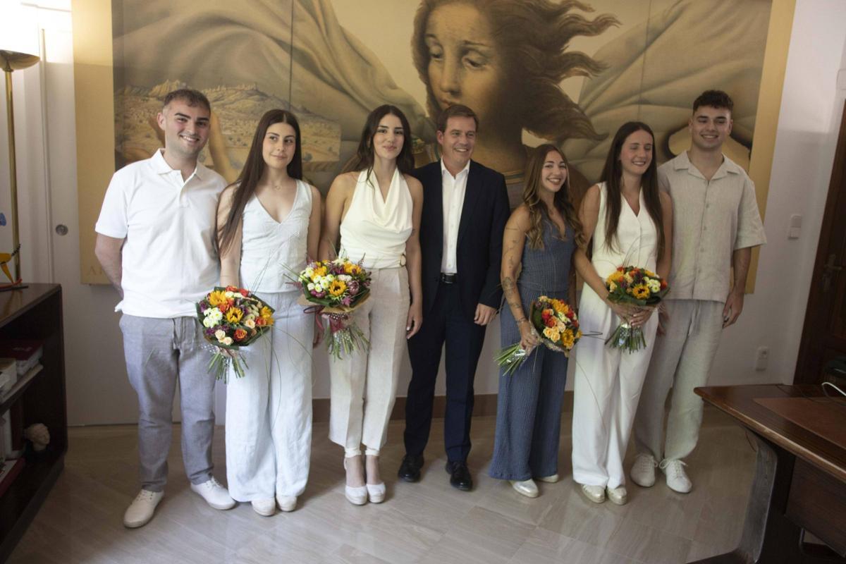 La Reina de la Fira y su corte de honor, con el alcalde de Xàtiva, Roger Cerdà, en la recepción oficial.