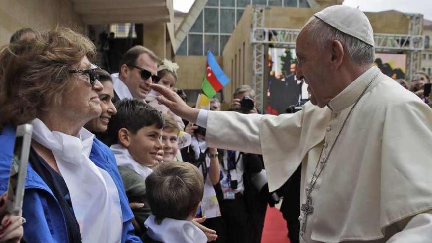 El Pontífice, con algunos de los escasos católicos del país.