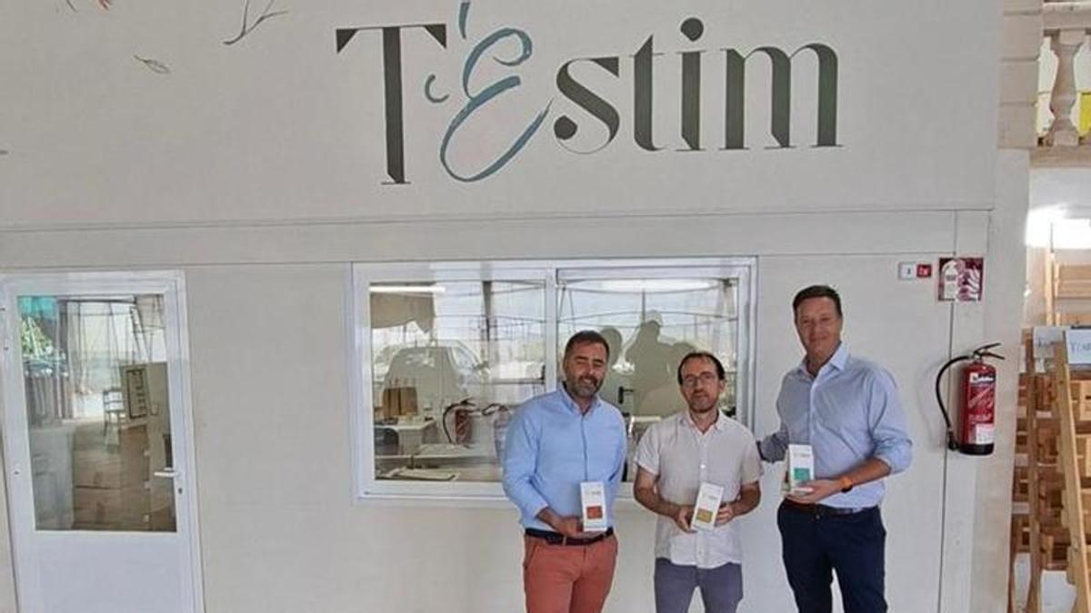 Guillem Febrer (centro), de Estel de Llevant, junto a Esteban Bonnín y Enrique Peláez, de BBVA.