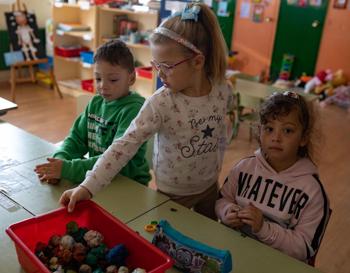 Tres de los niños ucranianos, en el colegio de Santa María de la Vega. | Emilio Fraile