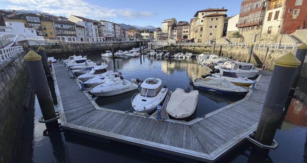 Alejo Hernández, en la calle del muelle de Llanes. | M. T. N.