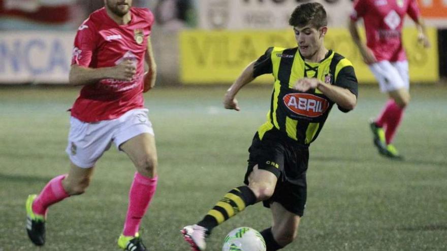 Álex González trata de recuperar un balón en el partido de Copa Federación disputado ayer. // J. Lores