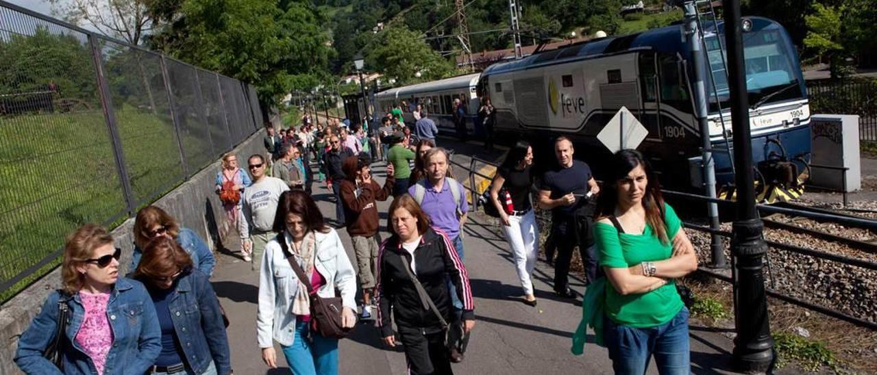 Visitantes, en el apeadero de San Vicente tras bajarse del Tren de la Biosfera en uno de los viajes de su penúltima temporada.