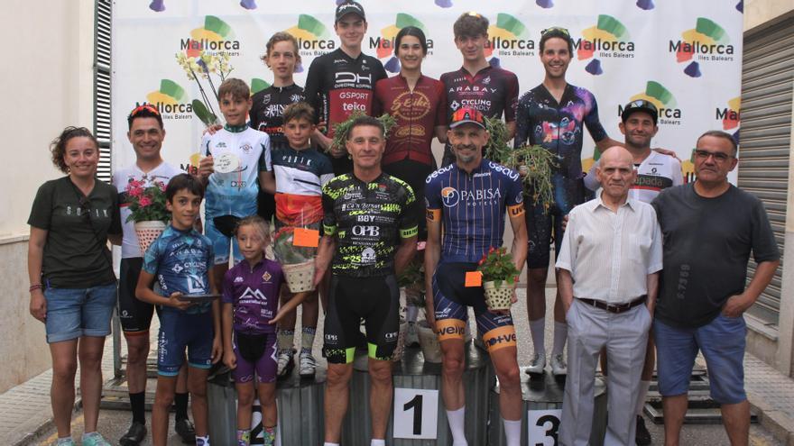 Toni Karmany junto a los ganadores de las distintas categorías en Sant Joan