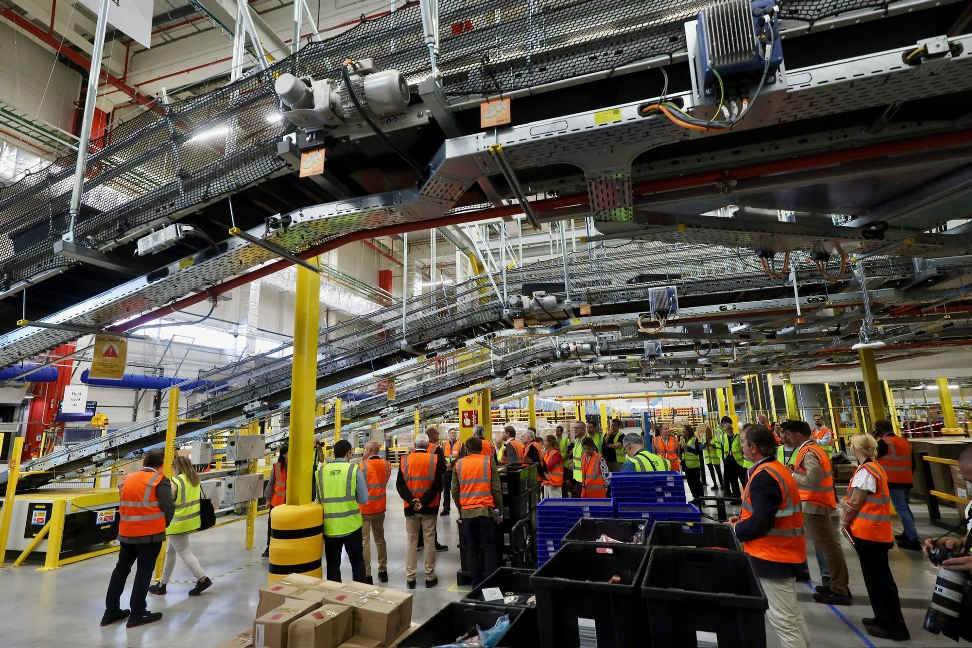 En imágenes |  El gran almacén de Amazon en Zaragoza cumple su primer año de actividad