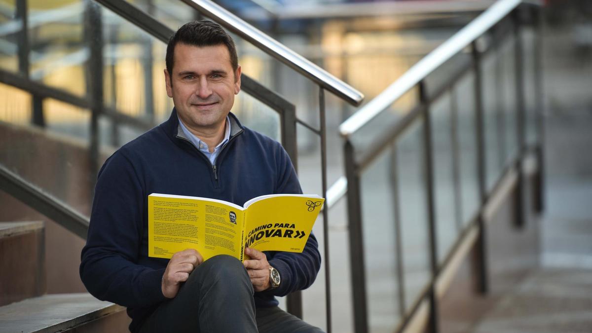 El experto en innovación y empresas Miguel Macías sostiene en sus manos su libro ‘El camino para innovar’. / Jesús Barrera