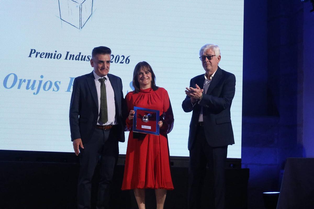 José María Esbec, presidente de CEOE-Cepyme Zamora, entrega el Premio CEOE Industria 2026 a Orujos Panizo.