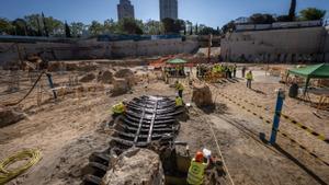 Un vaixell del XV emergeix entre les obres d’un pàrquing a la Ciutadella