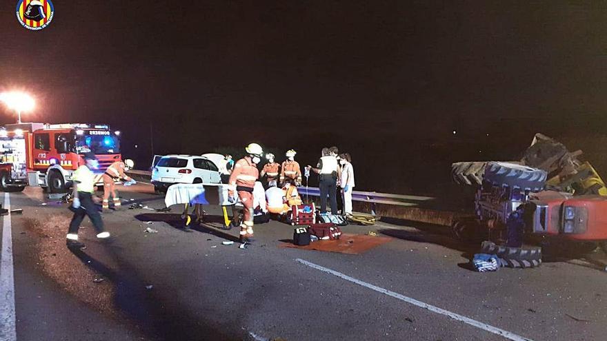 Bomberos y sanitarios , ayer, en el lugar del accidente.