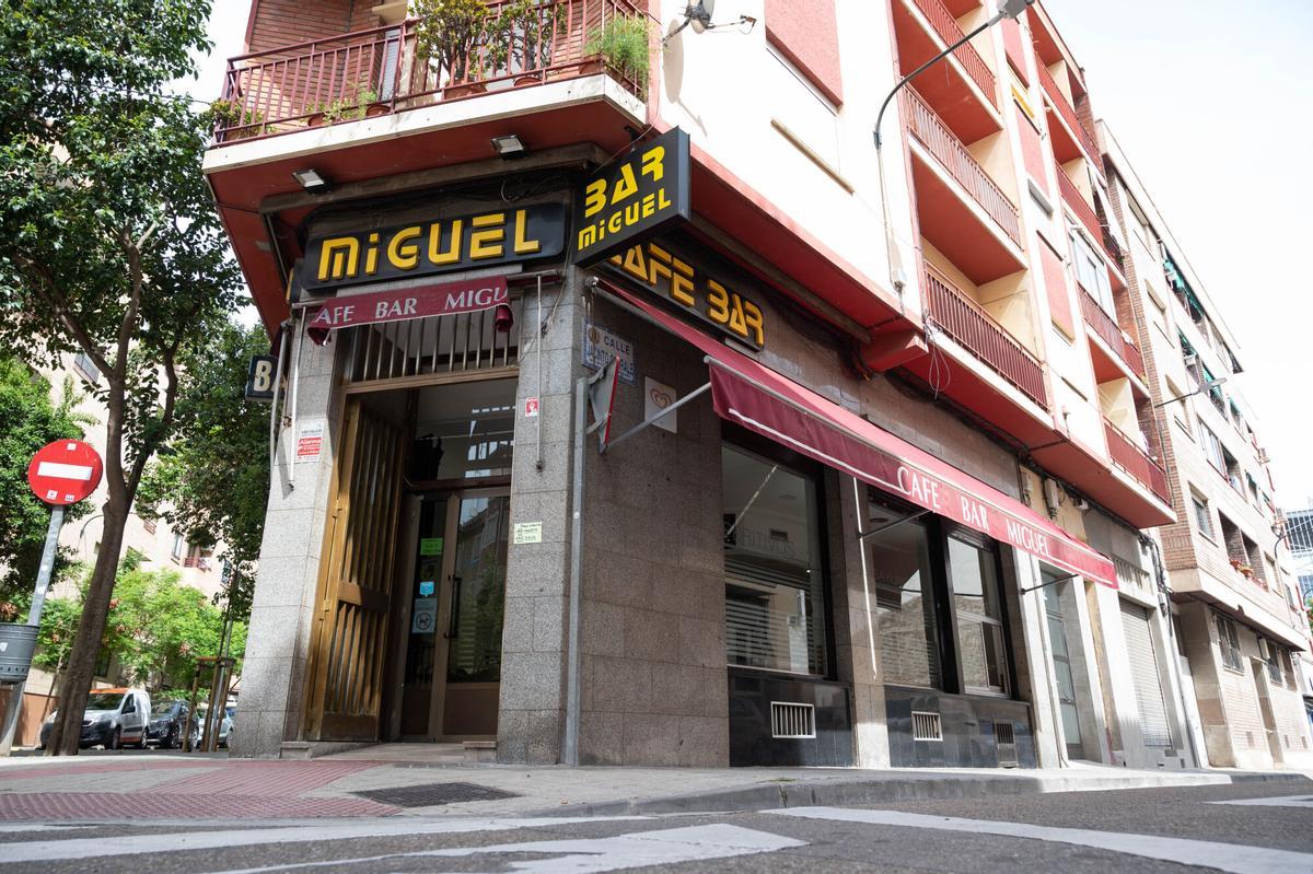 En imágenes | Bar Miguel, en Zaragoza, un sitio 'de toda la vida' con bocadillos de calamares a 3,50 euros: "Comida casera, de la abuela y buena"