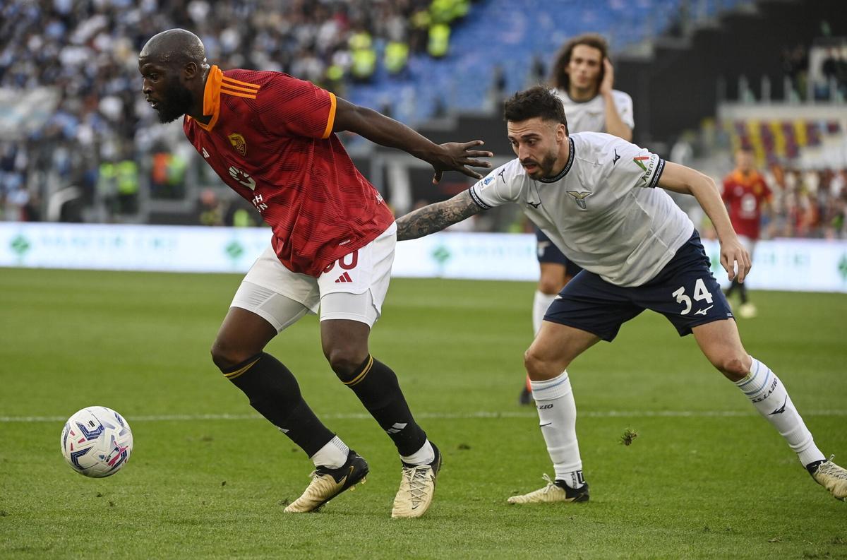 Rome (Italy), 06/04/2024.- Roma's Romelu Lukaku (L) in action against Lazio's Mario Gila (R) during the Serie A soccer match between AS Roma and SS Lazio, in Rome, Italy, 06 April 2024. (Italia, Roma) EFE/EPA/RICCARDO ANTIMIANI