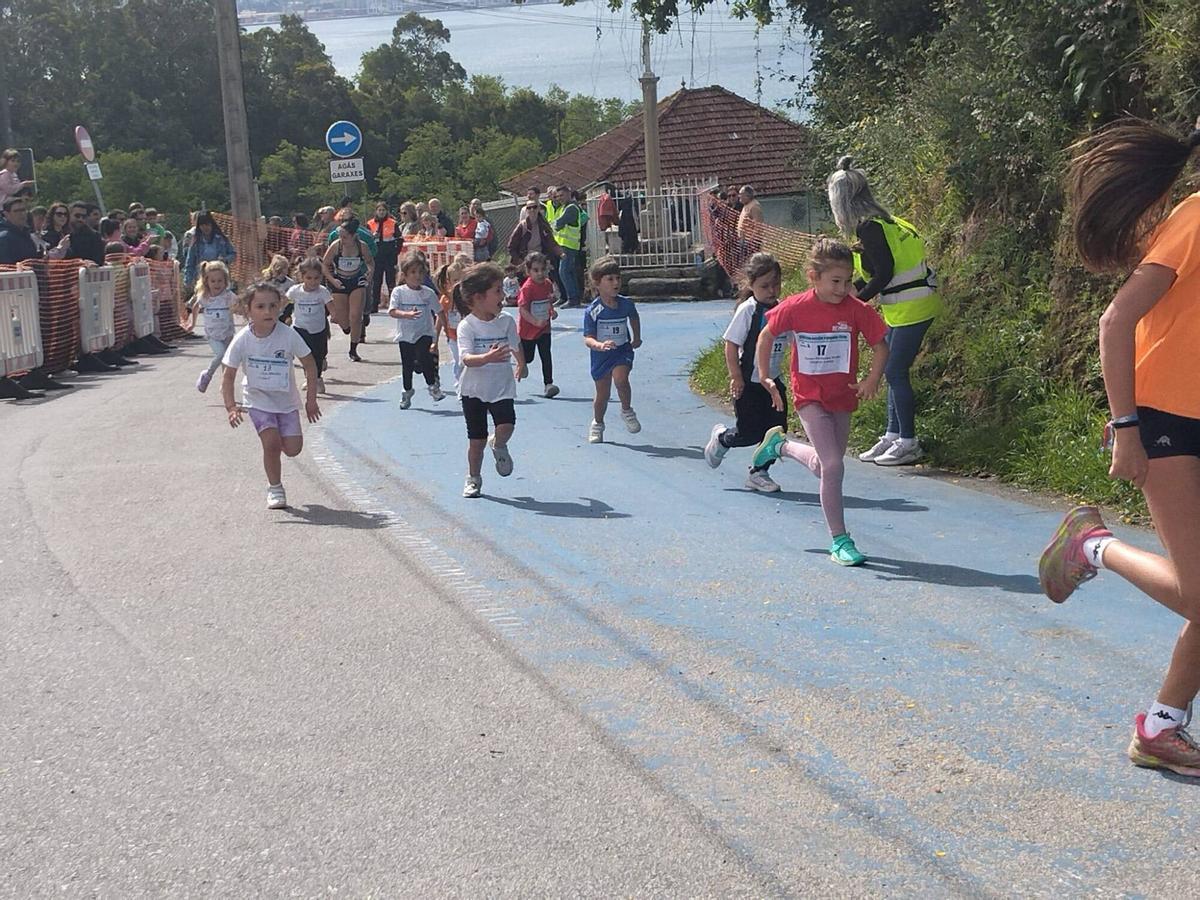 Corrieron en las inmediaciones del colegio por el Monte dos Remedios, conjugando deporte y naturaleza