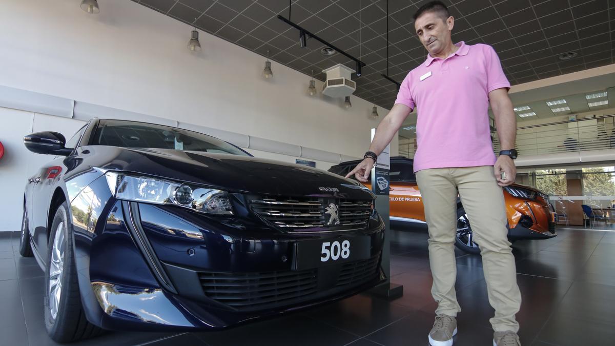 Gonzalo Palomino, jefe de ventas del concesionario Peugeot Extrecar, en Cáceres.