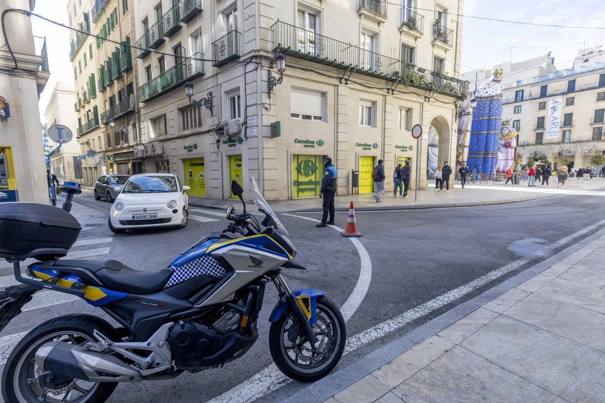 Nueva señalización que advierte del cierre al tráfico a la plaza del Ayuntamiento