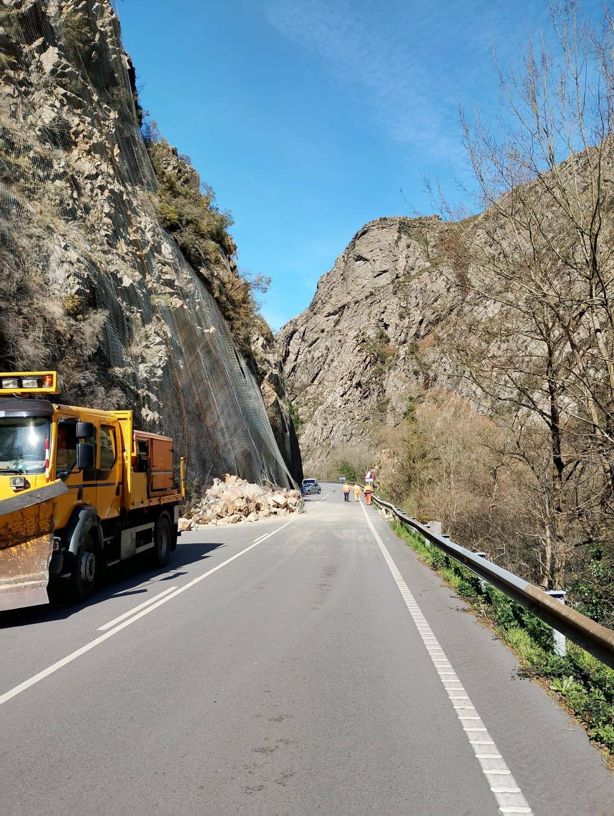 El carril de circulación abierto.
