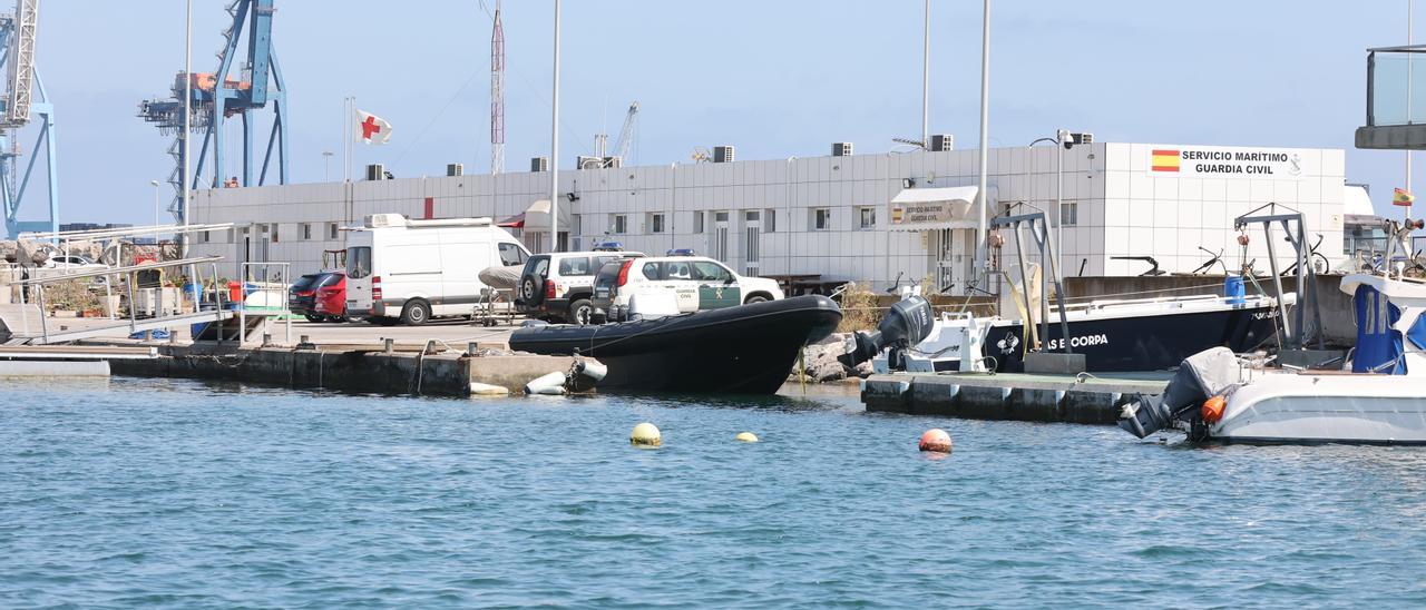 CASTELLON. INSTALACIONES DE LA GUARDIA CIVIL EN EL PUERTO. LANCHA RAPIDA APRESADA A UNOS TRAFICANTES DE DROGA.