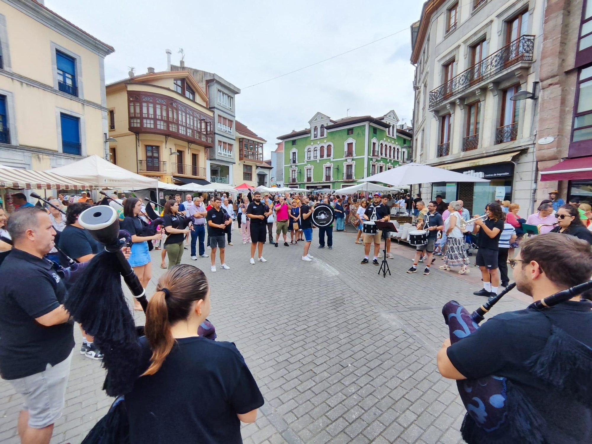 En imágenes: las bandas de "Folk in Grau" toman el mercado dominical