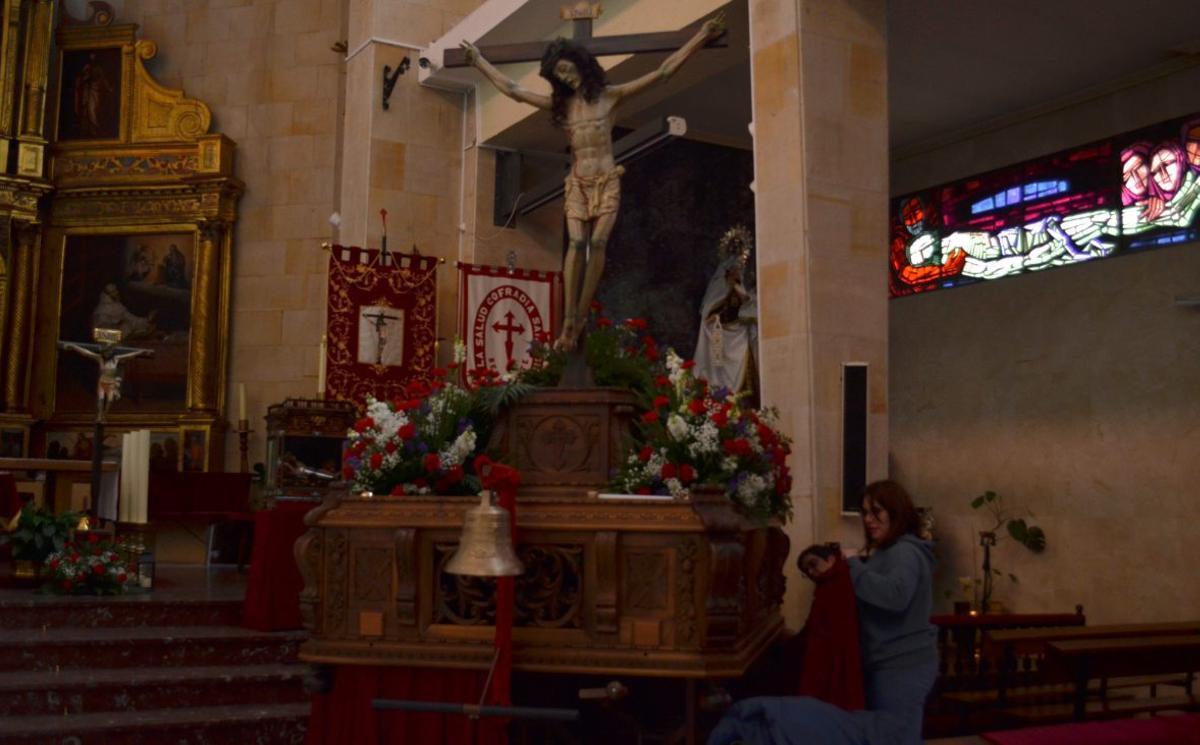 Preparando las faldillas del paso del Cristo de la Salud, antes del inicio del triduo.