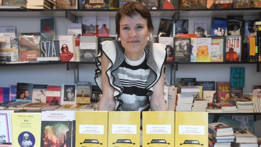 Marta Villar firma en la Feria del Libro ejemplares de su novela ‘Non temerás os coches amarelos’