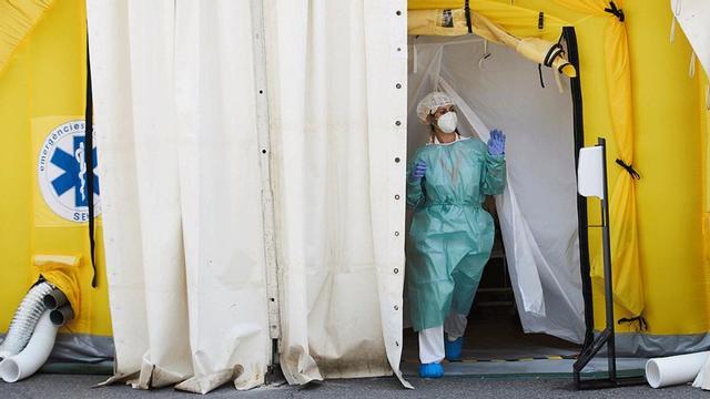 Una sanitaria sale del hospital de campaña anexo al CUAP Prat de la Riba de Lleida, donde se centralizan las pruebas a posibles contagiados de covid-19, este martes 14 de julio