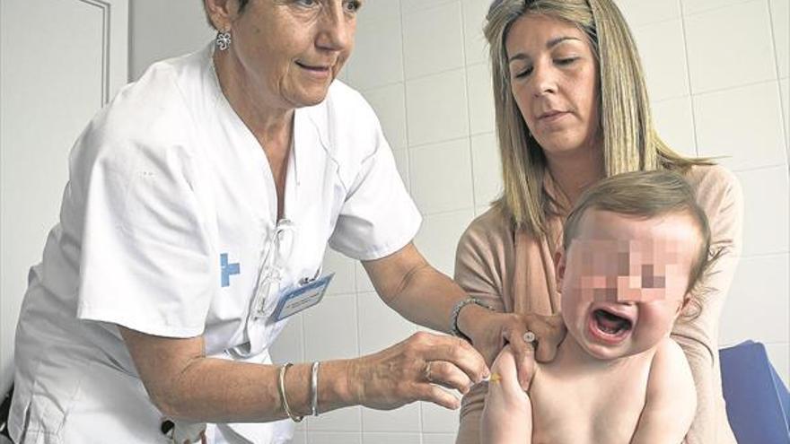 Los pediatras llaman a desoír los bulos de los grupos antivacunas