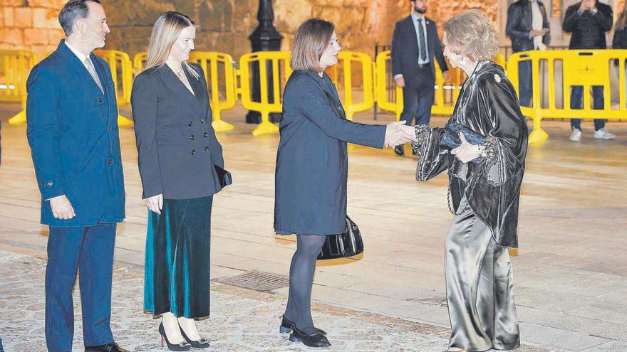 El presidente del Parlament; la presidenta del Govern y la secretaria del PSIB  junto a la reina Sofía. | MANU MIELNIEZUK
