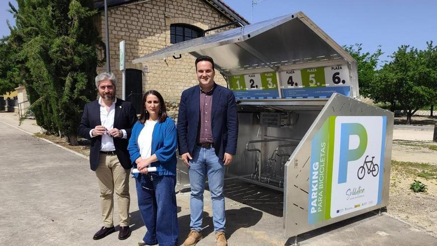 La Mancomunidad de la Subbética impulsa el cicloturismo con aparcamientos y estaciones de servicio inteligentes en la Vía Verde