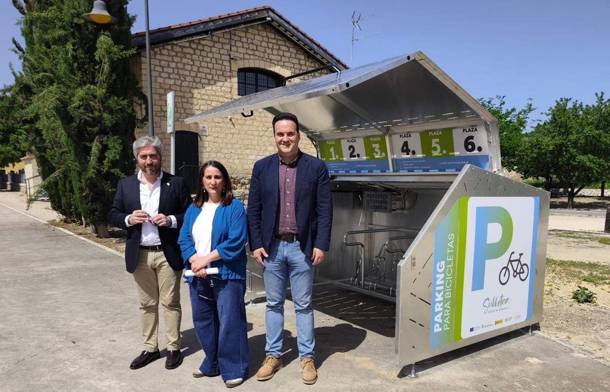 Francisco Barbancho, María Camacho y Juan ramón Valdivia, junto a uno de los bicihangaresabicis de la Vía Verde de la Subbética.