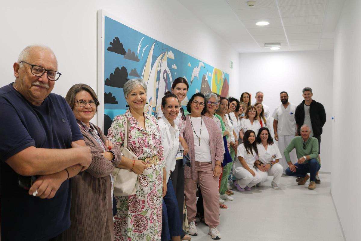 Foto de familia junto al cuadro 'Paz en medio de la tormenta' en las paredes del búnker de radioterapia del Hospital Universitario de Lanzarote Doctor José Molina Orosa.