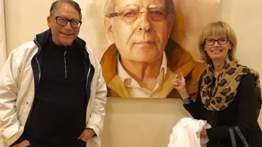 El autor de la exposición con la diseñadora Sara Navarro. Stuart Weitzman junto al cuadro de Pedro García y la actriz Alba Rico con Teresa Jover, directiva del Casino.