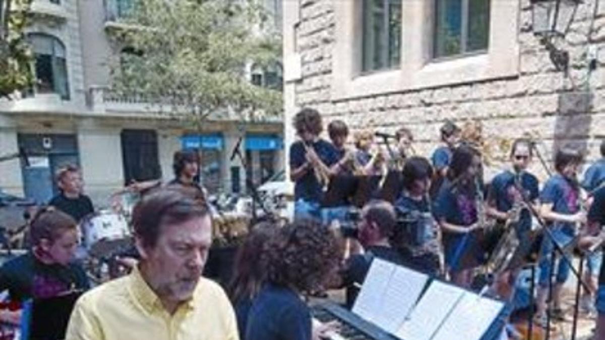 El pianista Ignasi Terraza en el escenario con los niños de la Big Band Go de la escuela de la Concepció, ayer.