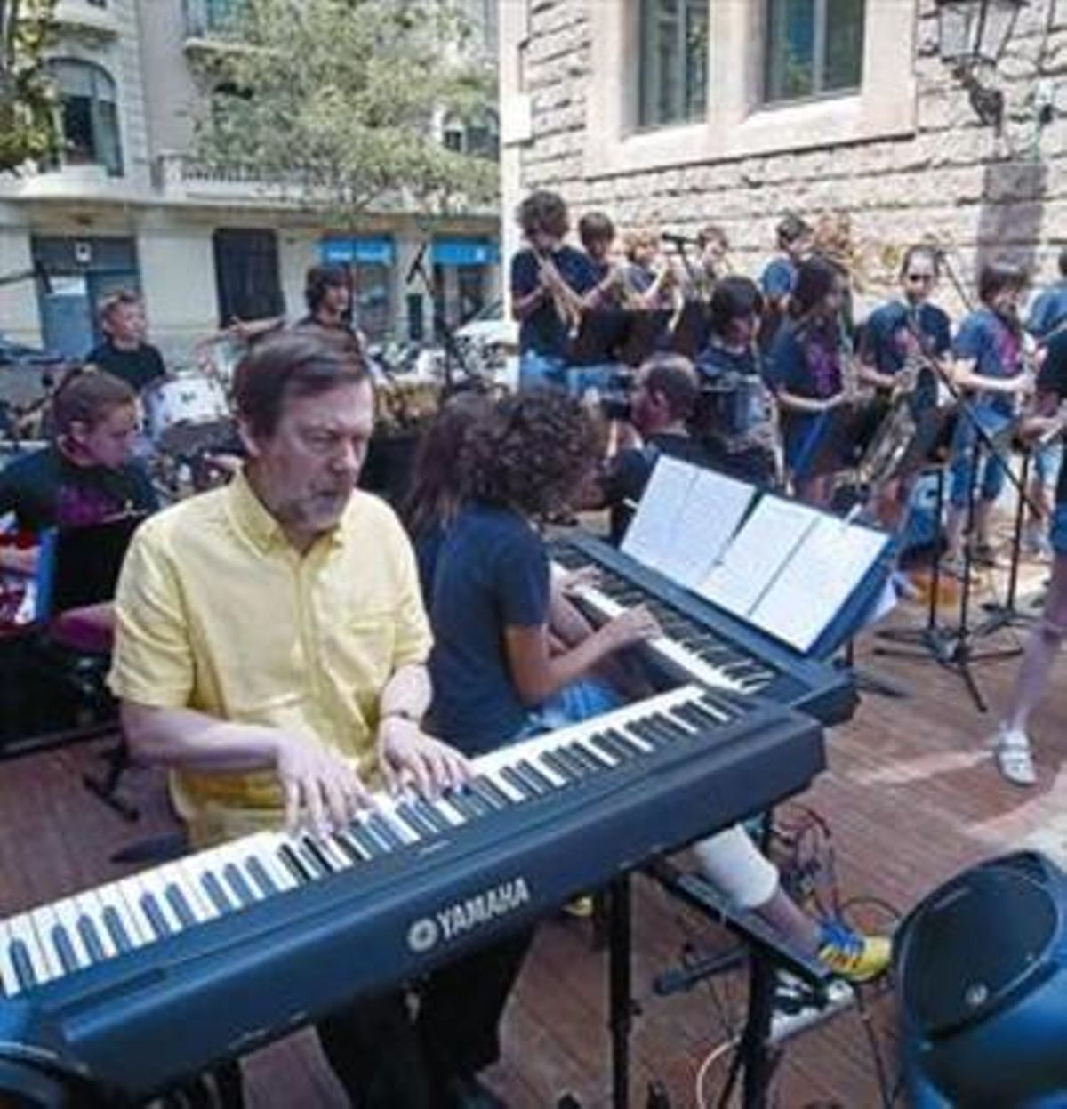 El pianista Ignasi Terraza, a l’escenari amb els nens de la Big Band Go de l’escola de la Concepció, ahir. El pianista Ignasi Terraza, a l’escenari amb els nens de la Big Band Go de l’escola de la Concepció, ahir.