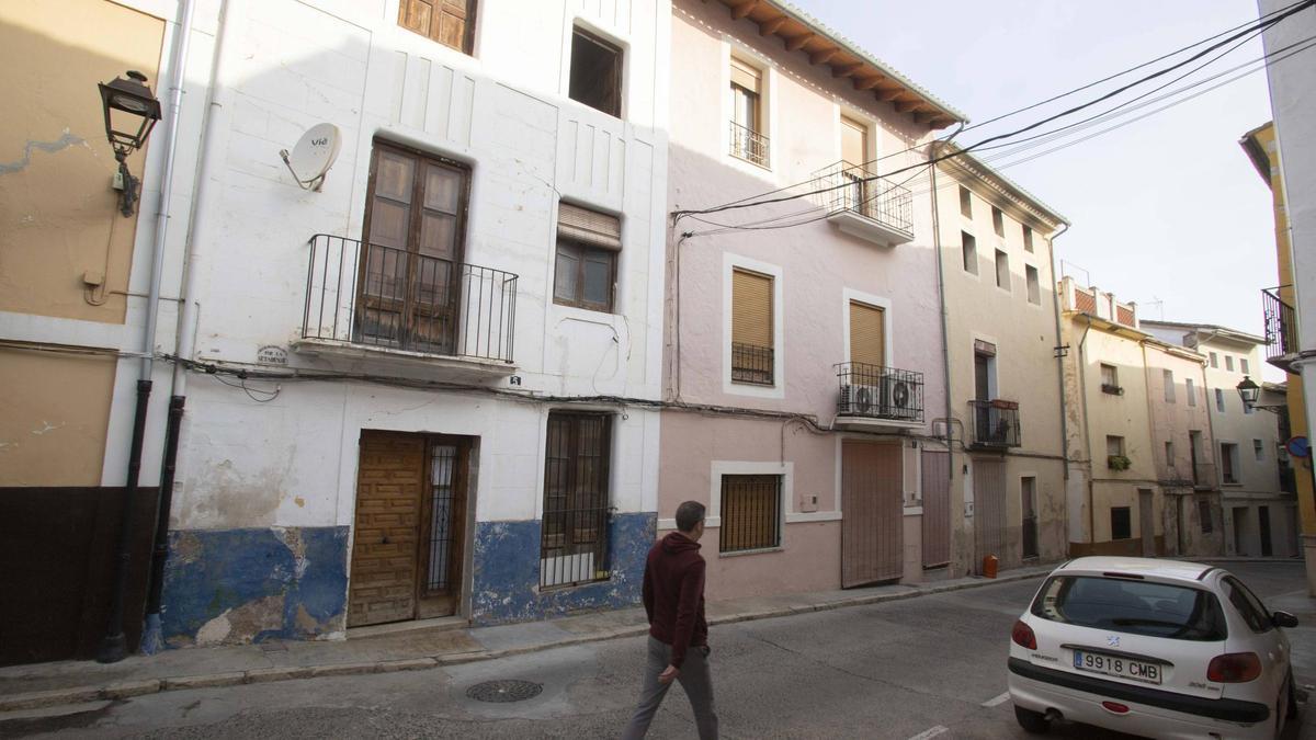 Un transeúnte pasea por la calle Segurana, en pleno casco viejo de Xàtiva, donde se comercializa una vivienda «okupada».