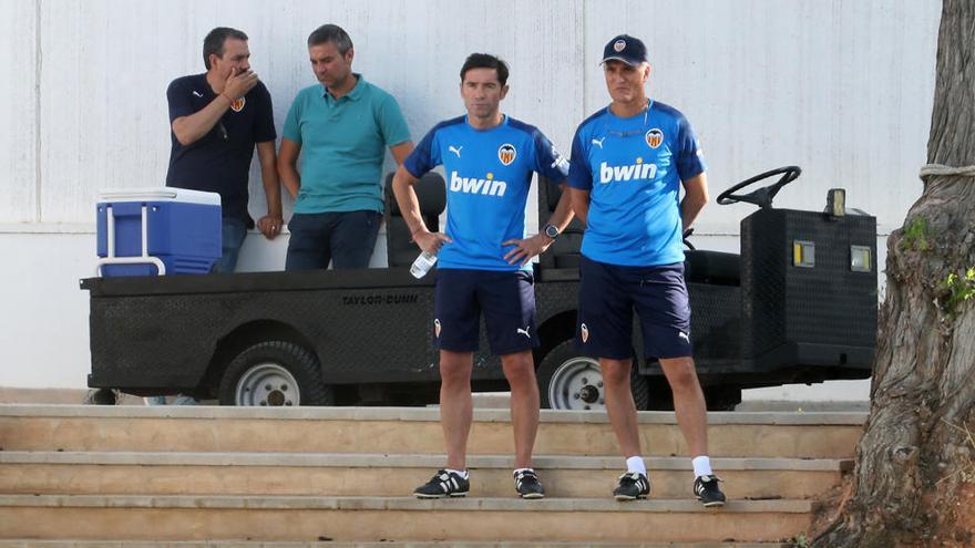 Marcelino García Toral y su segundo Rubén Uría, con caras de preocupación.