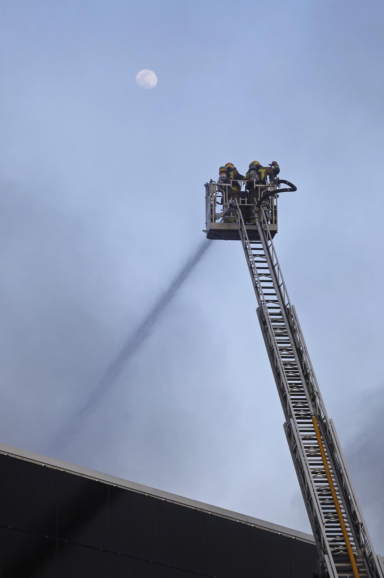 Les imatges de l'incendi de la fàbrica tèxtil a Sant Jaume de Llierca