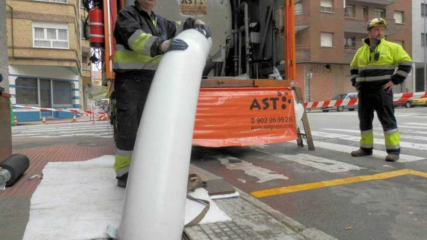 Los operarios, ayer, en la calle Torrevieja de la Pola.