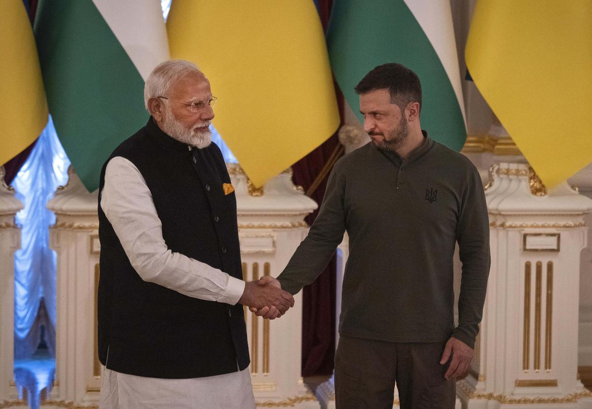 El primer ministro indio, Narendra Modi, saluda al presidente de Ucrania, Volodímir Zelenski, este viernes en Kiev.