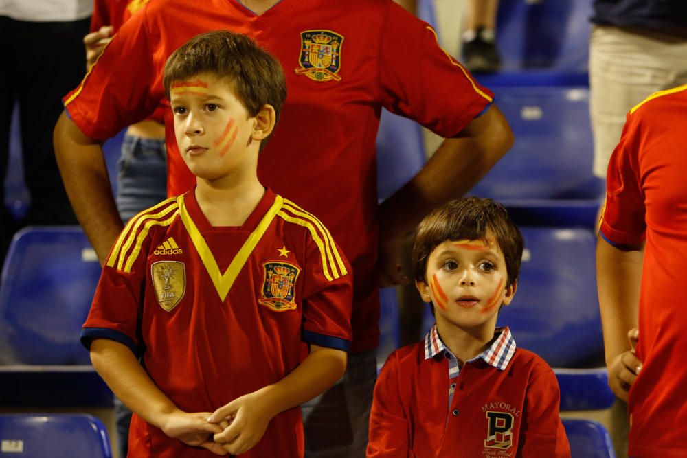 Miles de aficionados no han querido perderse el partido de la Roja