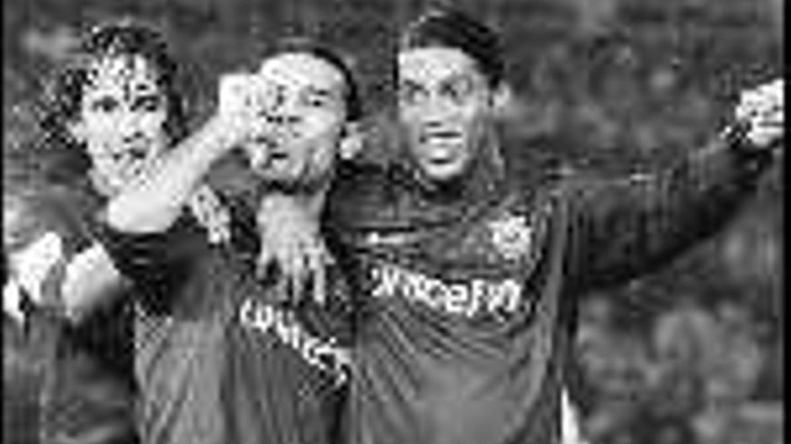 Puyol, Marquez y Ronaldinho celebran un gol del Barcelona. / Firma fotógrafo
