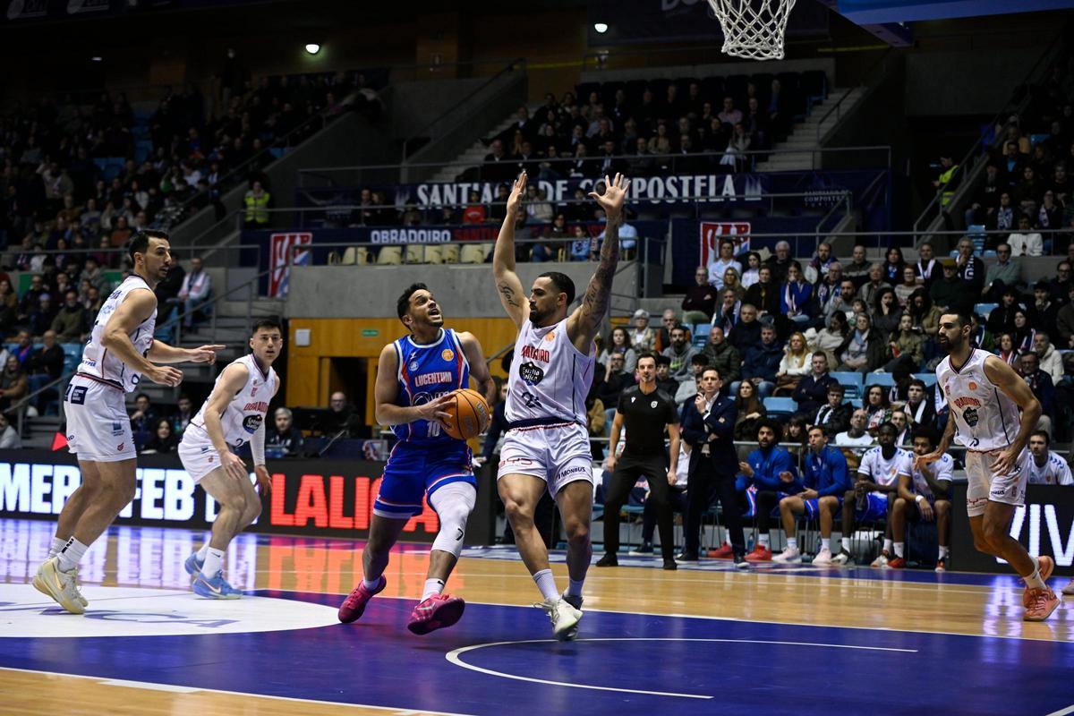 Eddy Polanco penetra a canasta para intentar superar a la defensa del Obradoiro