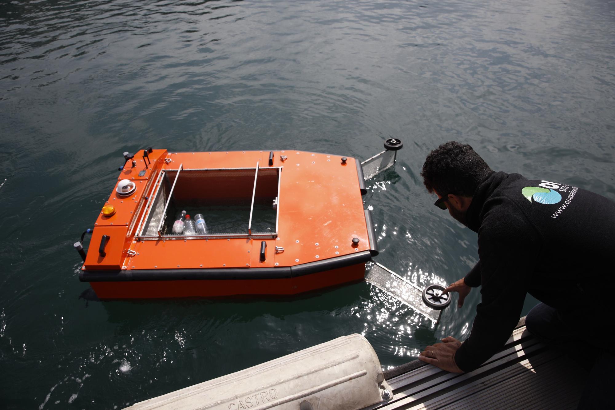 Una aspiradora para el mar: así es el dron que limpia la superficie del agua presentado en Gijón