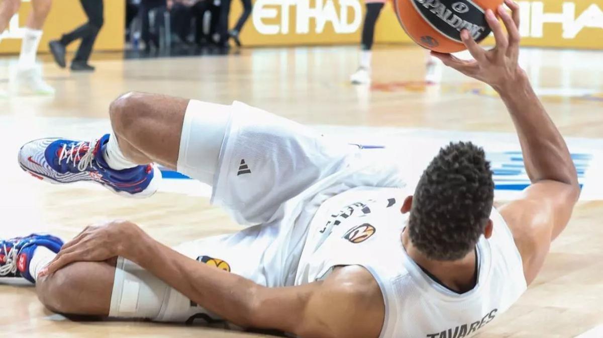 Edy Tavares en la caída que propició su lesión ante el Hapoel Tel Aviv