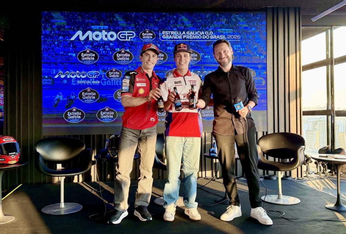Marc Márquez y Diogo Moreira, con el presentador del acto. | ESTRELLA GALICIA