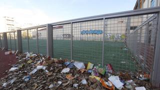 La plaza nueva de Giesa en Zaragoza, llena de basura y vandalizada diez meses después de su estreno