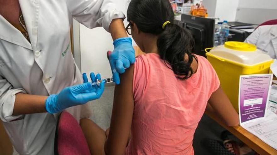 Vacunación en un centro de salud de Elche.