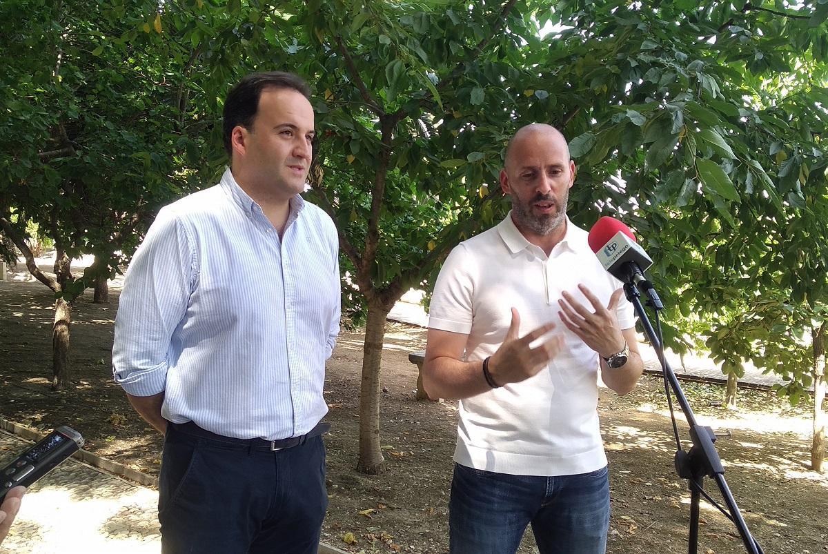 Juan Ramón Valdivia y Eduardo Lucena atienden a los medios en su visita al Bajo Adarve.