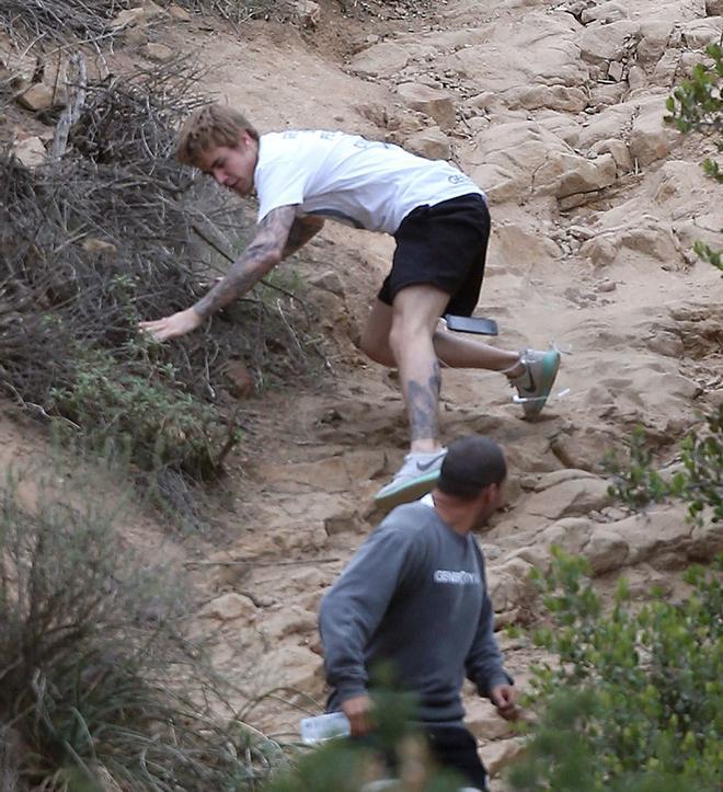 Justin Bieber se cae al suelo