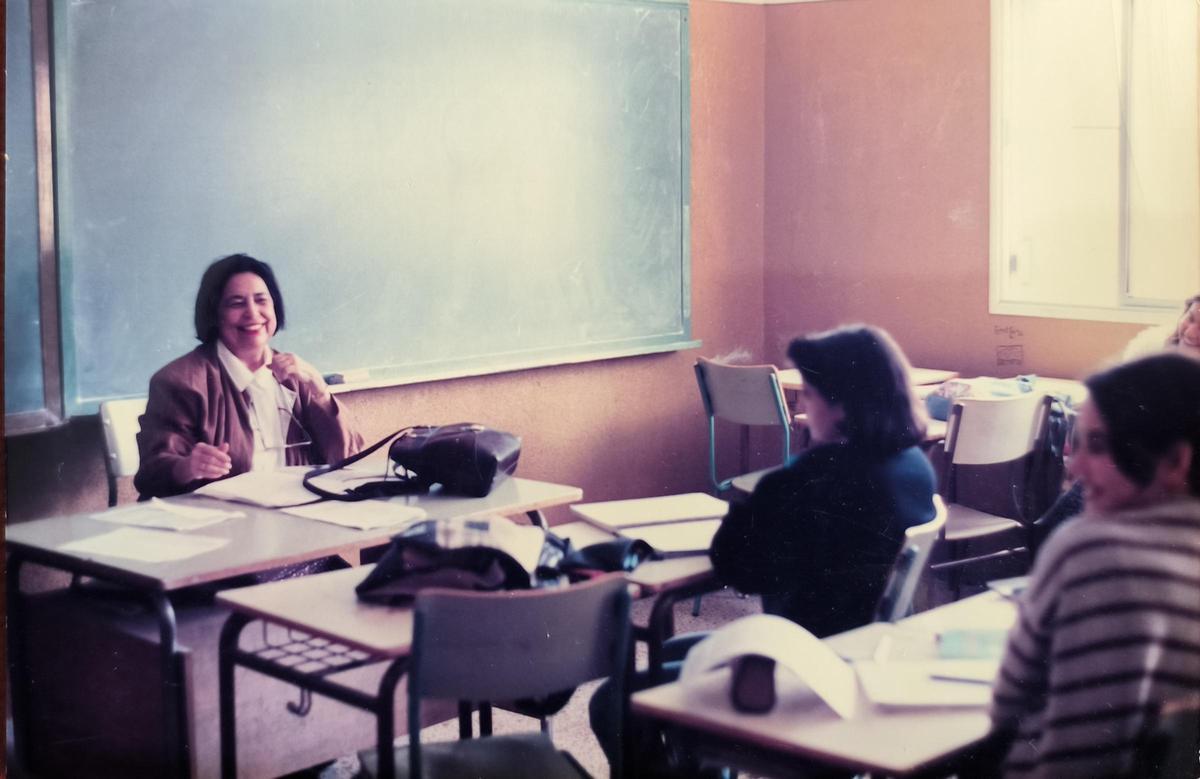 Muchas personas recuerdan la sonrisa de su profesora Doña Carmen durante sus clases.